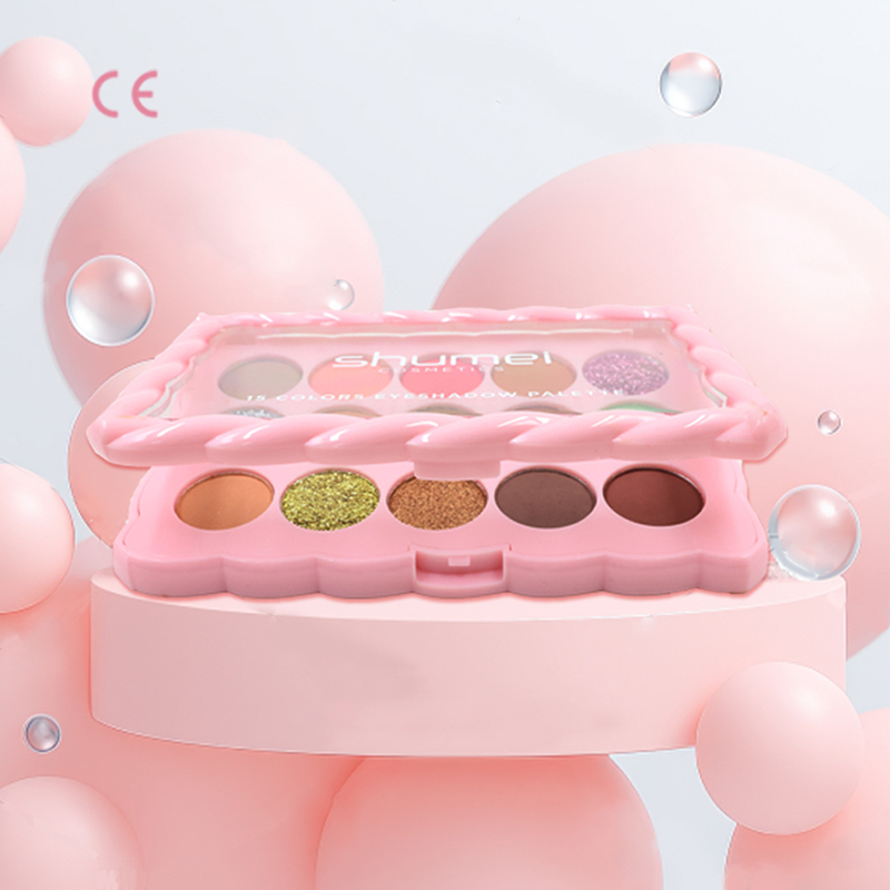 How does the fine, soft powder of the Eyeshadow Palette Set blend so effortlessly to create natural ombre?